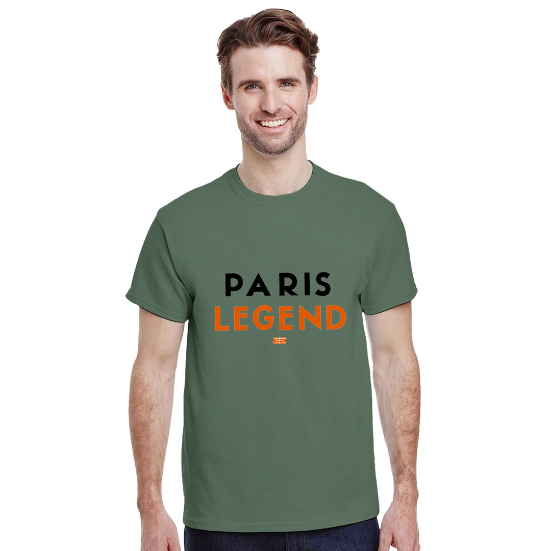 テニスとパリの魅力を融合させたTシャツ。スタイリッシュなデザインで、テニス愛好者やファッション好きに最適。サイズ展開: S, M, L, XL, XXL。