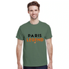 テニスとパリの魅力を融合させたTシャツ。スタイリッシュなデザインで、テニス愛好者やファッション好きに最適。サイズ展開: S, M, L, XL, XXL。