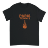 パリのエレガンスとテニスのスポーティな雰囲気を融合したパリテニスTシャツ。ソフトで快適な着心地で、コート内外で活躍します。サイズはS、M、L、XL、XXLから選べます。