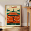 Póster de ténis de Miami, com cores vibrantes em laranja e vermelho, ideal para amantes de desporto. Disponível nas dimensões