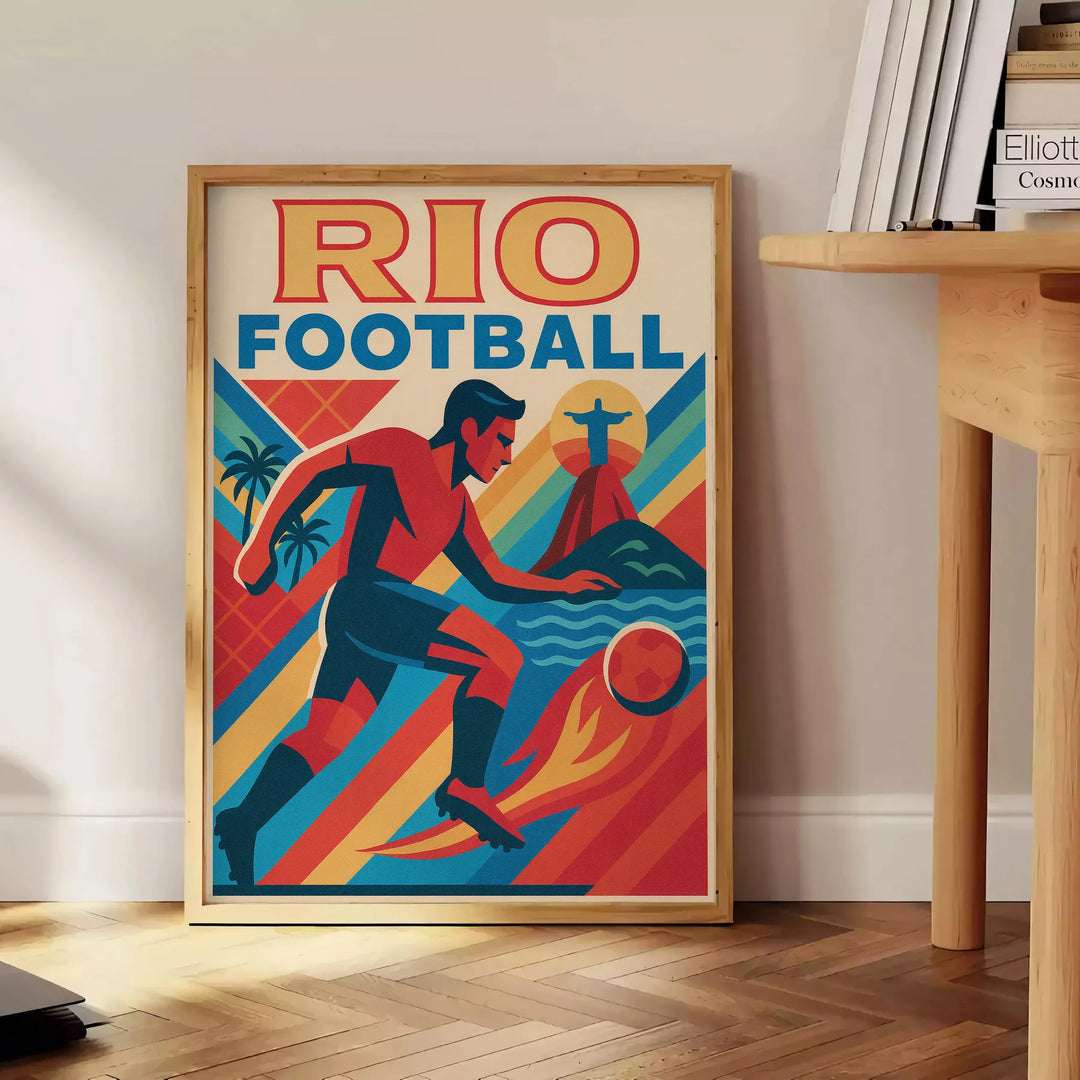 Vintage poster med Rio fotbollstema i livfulla gula och blå färger, perfekt för sportentusiaster. Finns i storlekarna 50x70 o