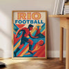 Vintage poster med Rio fotbollstema i livfulla gula och blå färger, perfekt för sportentusiaster. Finns i storlekarna 50x70 o