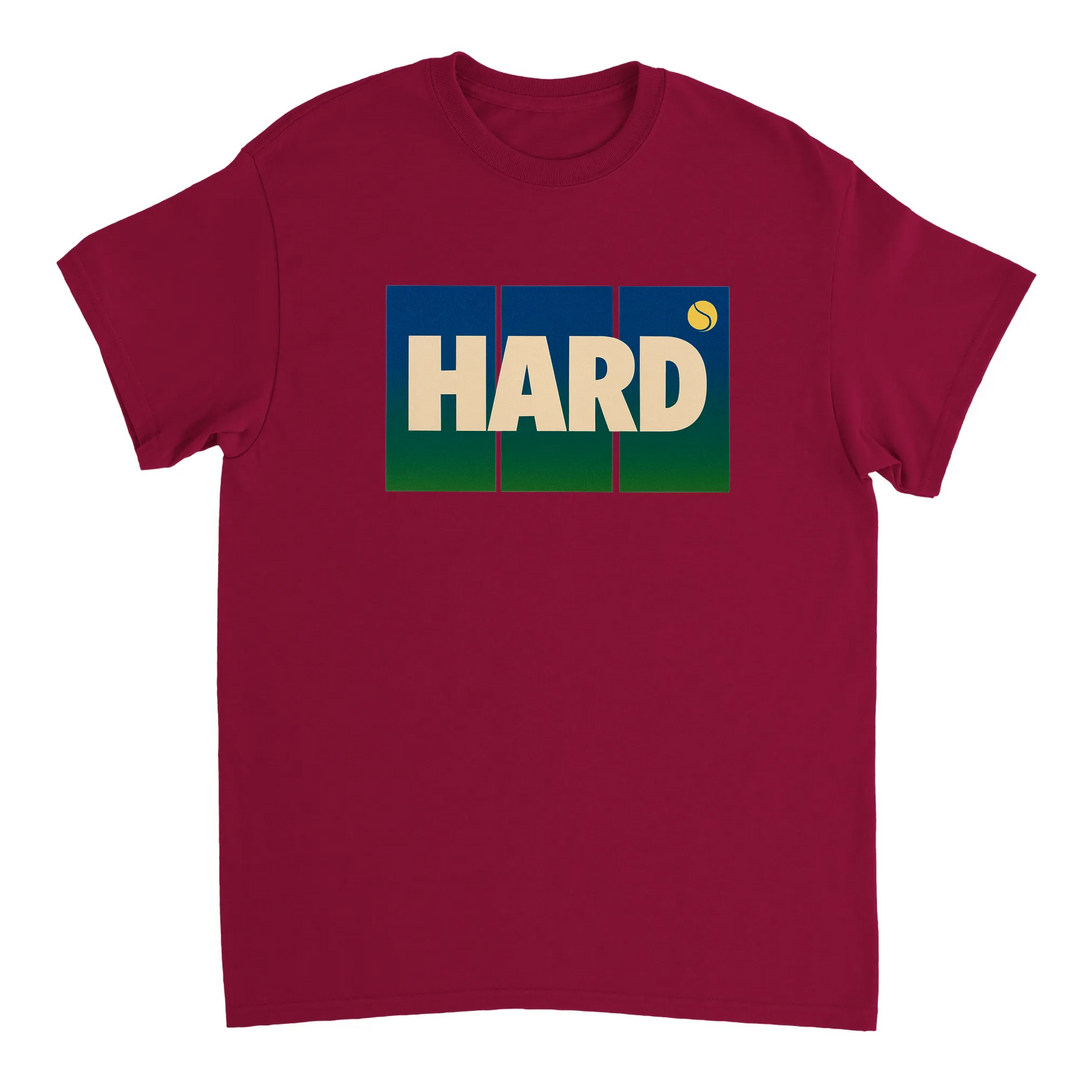 T-shirt Hard Tennis 3, design dinamico che esprime l'intensità del tennis, ideale per giocatori e appassionati. Comfort e sti