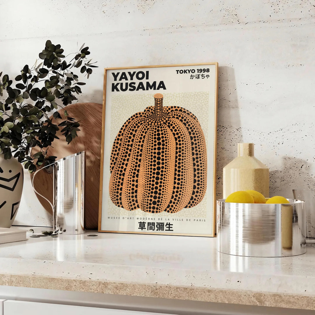 色鮮やかな緑とオレンジのカボチャを描いた、草間彌生の日本のポスター。部屋を引き立てるユニークなアートで、50x70または30x40サイズから選べます。