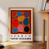 Yayoi Kusama affisch i röd och svart, mått 50x70 eller 30x40, perfekt för hem- eller studiodekor