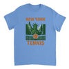 ニューヨークのテニスシーンを感じさせるスタイリッシュなTシャツ。快適で通気性のあるコットン素材を使用し、スポーツ愛好家や都市のトレンドセッターに最適です。