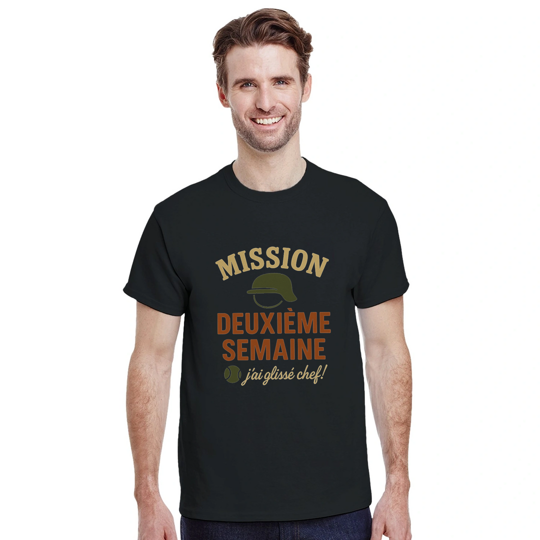 テニス愛好者に最適な"Mission 2eme Semaine Tennis" Tシャツ。快適さとスタイルを兼ね備えたこのTシャツで、コート内外で目立ちましょう。サイズはSからXXLまで。