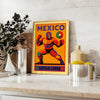 Färgglad Lucha Libre sportaffisch i röd och gul, finns i storlekarna 50x70 och 30x40, perfekt för att lyfta ditt rum