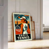 Stilren Paris Tennis-affisch med röd och svart design, perfekt för sportälskare och konstentusiaster. Finns i storlekarna 50x