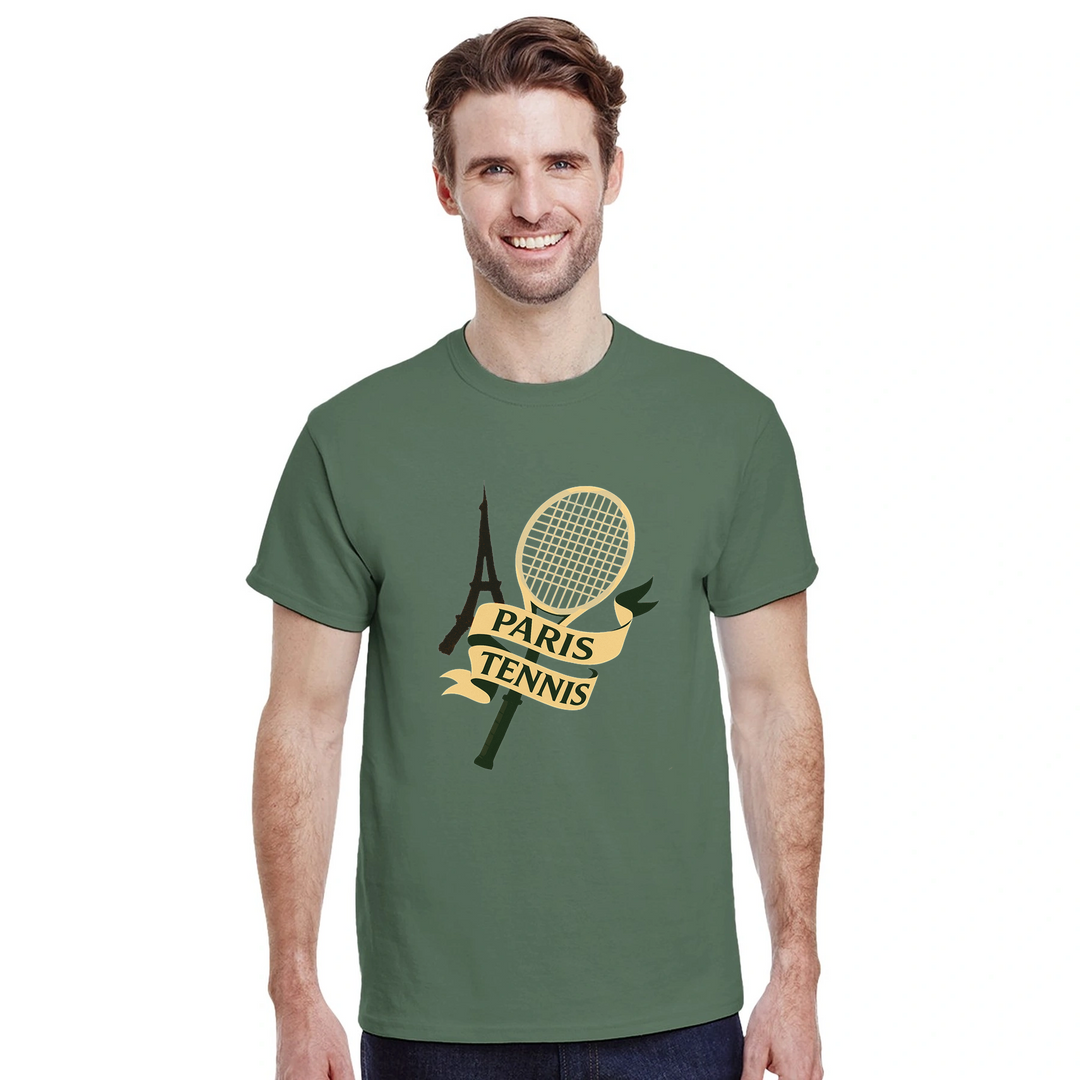 パリのテニス文化にインスパイアされたユニークなデザインのTシャツ。スポーティーでシックなスタイルを楽しむための一枚。