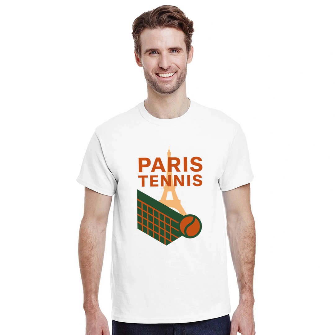 パリのライフスタイルを感じさせるテニスTシャツ。高品質なコットン素材で快適さを提供し、ファッションとスポーツを融合させた一着です。