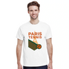 パリのライフスタイルを感じさせるテニスTシャツ。高品質なコットン素材で快適さを提供し、ファッションとスポーツを融合させた一着です。