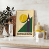 ウィンブルドンテニスの夜を描いたポスター。グレーとグリーンの美しい色合いが特徴で、スポーツ愛好家に最適。部屋をエレガントに演出します。