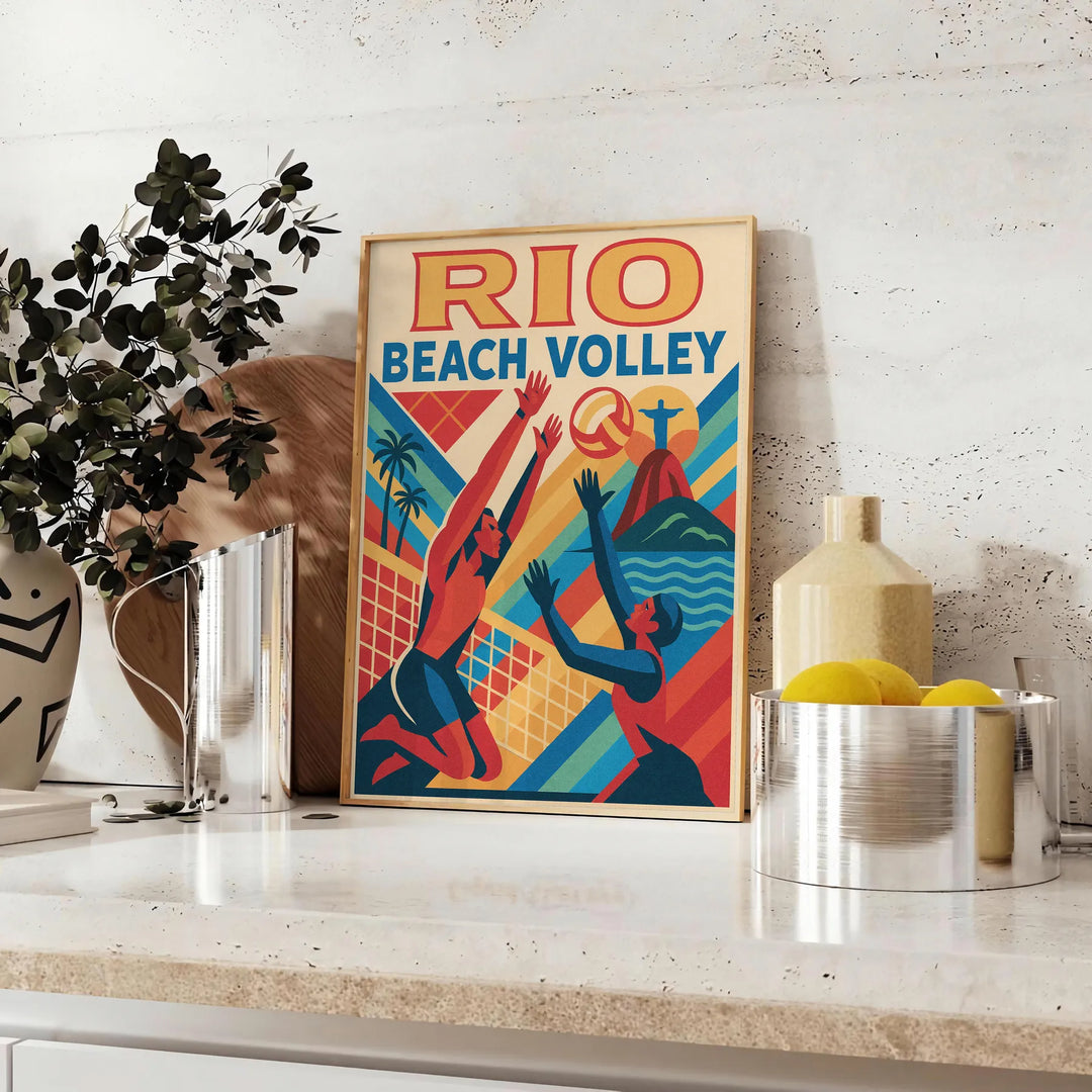 Vintage poster med beach volley-tema i livliga orange och blå färger, perfekt för sportentusiaster och retroinredning. Finns