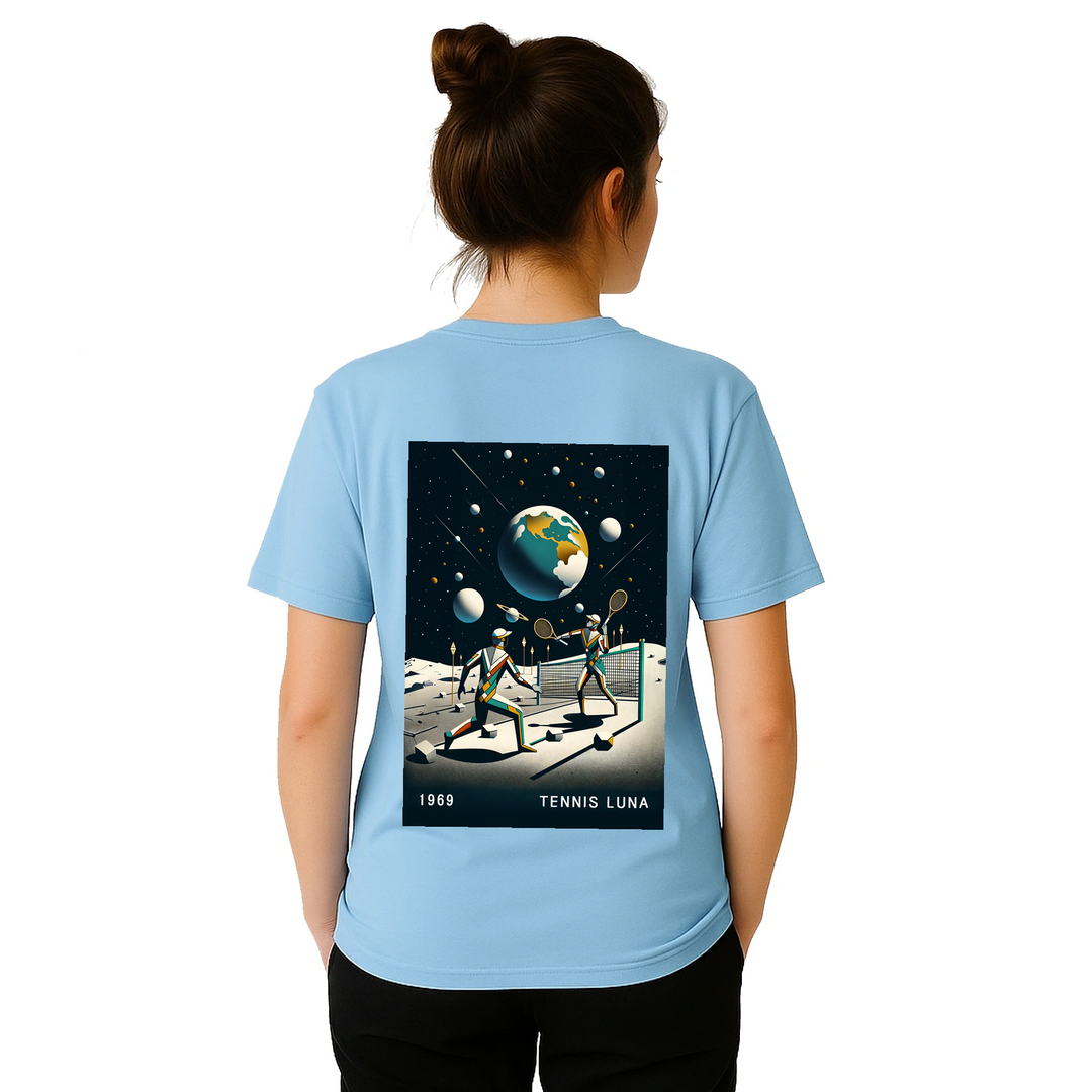 T-shirt Tennis Moon con design unico che unisce la passione per il tennis e il fascino celestiale, ideale per partite o uscit