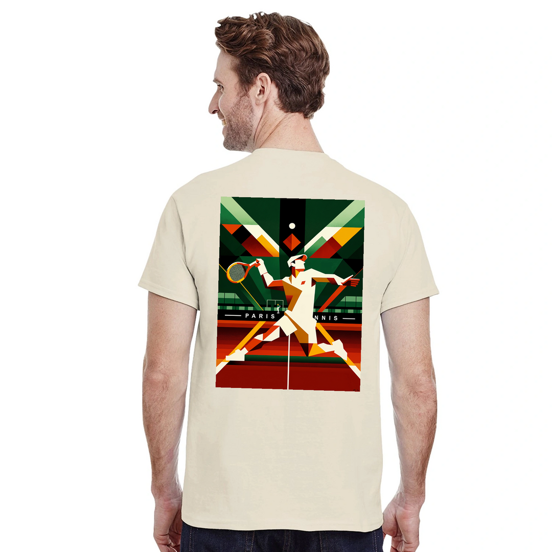 パリのテニスデザインが特徴のスタイリッシュなTシャツ。ソフトで通気性のあるコットン素材で、テニス愛好者にぴったりのアイテムです。