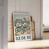 Πόστερ με χαριτωμένο σκηνικό ενός ελέφαντα και ενός κουνελιού που ποδηλατούν στην όμορφη Île de Ré. Ιδανικό για βρεφικούς και