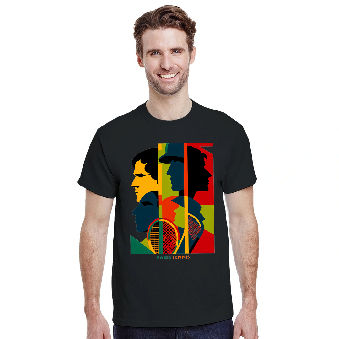 トーナメントテニスTシャツ。プレイヤーやファンに最適なスタイリッシュなティー。快適さと耐久性を兼ね備えた高品質素材使用。サイズ展開：S, M, L, XL, XXL。