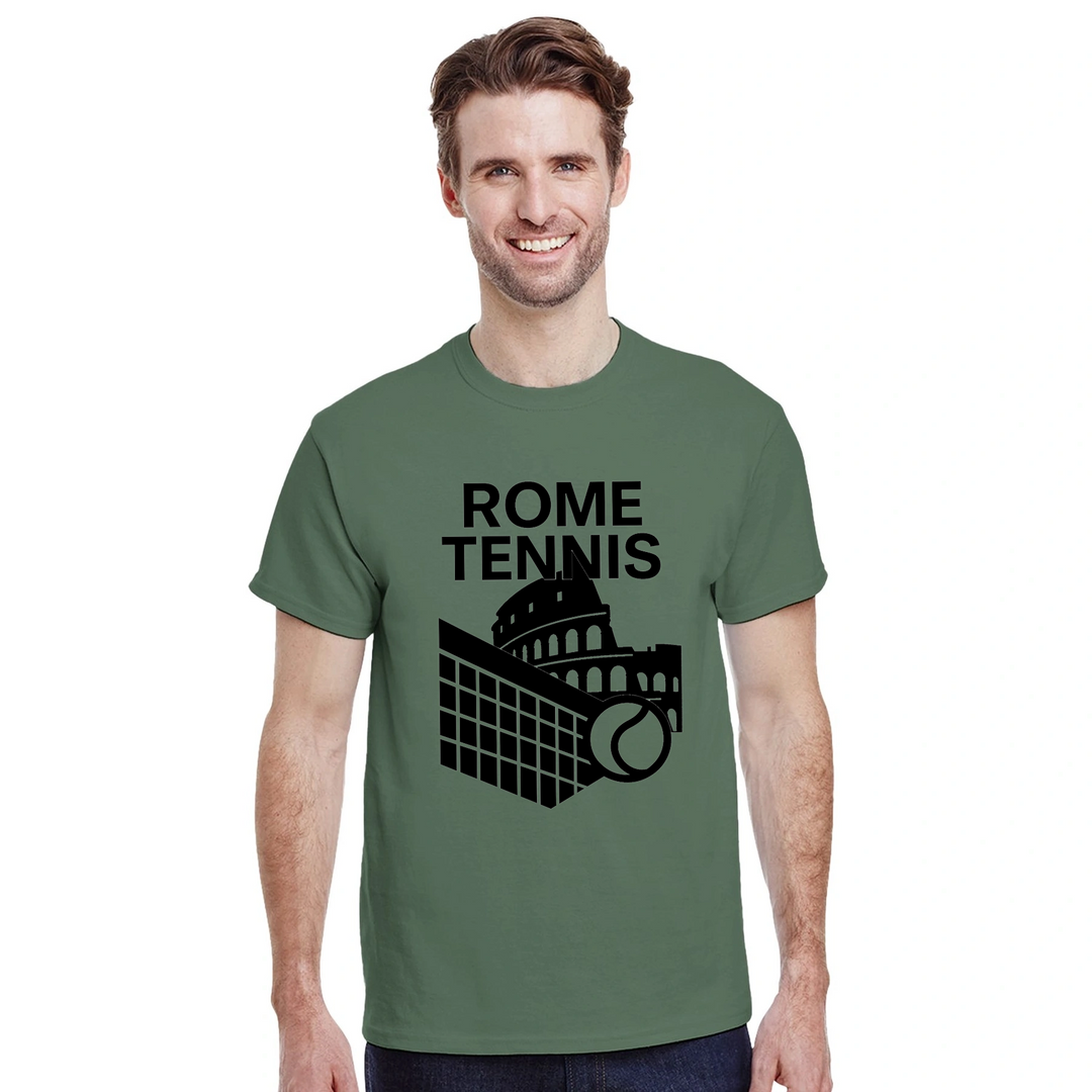 ローマテニス5 Tシャツは、テニスの活気ある精神にインスパイアされたユニークなデザインで、スタイルを引き立てます。コートやカジュアルな外出に最適な必需品です。サイズ展開: S, M, L, XL, XXL