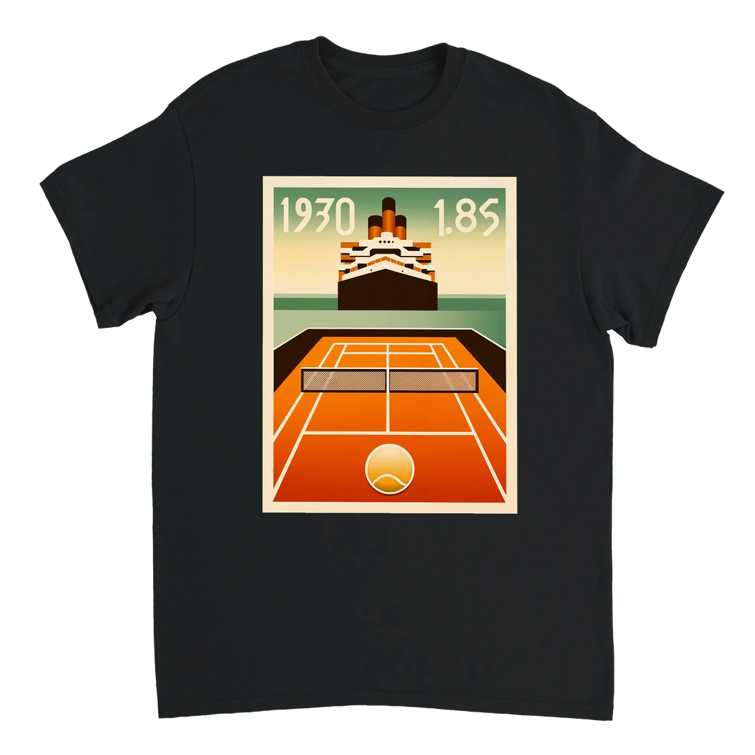 タイタニックテニスTシャツ。クラシックなタイタニックのエレガンスとテニスの楽しさを融合したユニークなデザインのTシャツ。サイズ: S, M, L, XL, XXL。