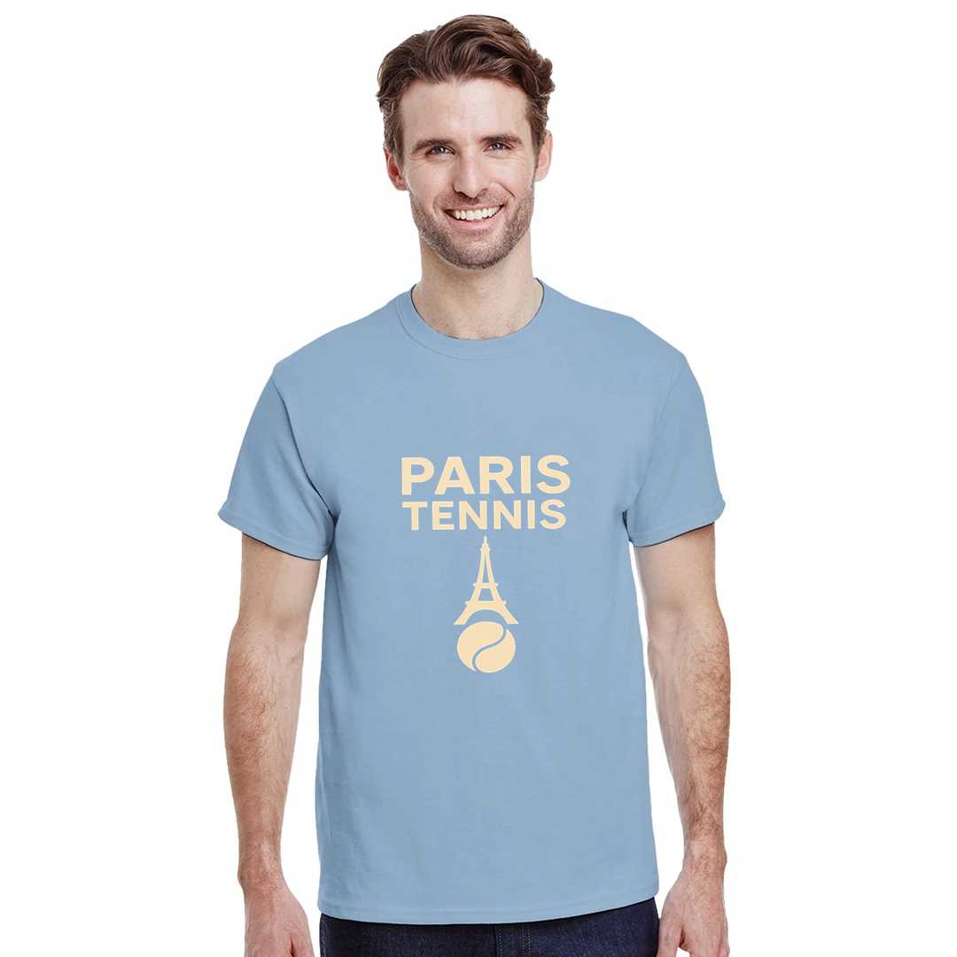 パリテニスTシャツ。テニスのエッセンスとパリの魅力を融合させたスタイリッシュなデザイン。スポーツとファッションを愛する方にぴったり。サイズはS, M, L, XL, XXLから選べます。