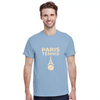パリテニスTシャツ。テニスのエッセンスとパリの魅力を融合させたスタイリッシュなデザイン。スポーツとファッションを愛する方にぴったり。サイズはS, M, L, XL, XXLから選べます。