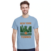 ニューヨークのテニスシーンを感じさせるスタイリッシュなTシャツ。快適で通気性のあるコットン素材を使用し、スポーツ愛好家や都市のトレンドセッターに最適です。