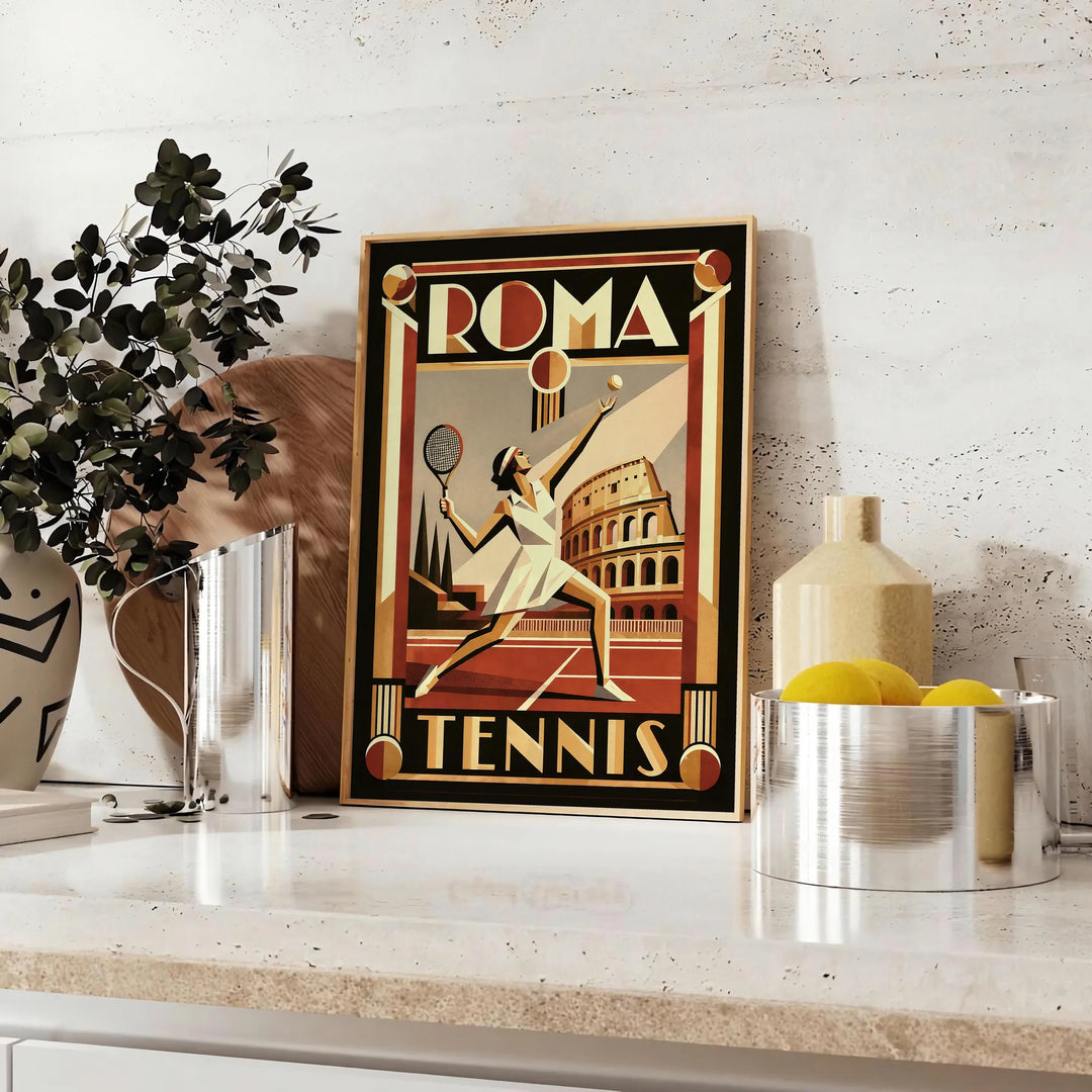 Roma Tennis Poster in lebendigen Rot- und Grüntönen, ideal für Sportliebhaber. Erhältlich in 50x70 oder 30x40, gerahmt oder u