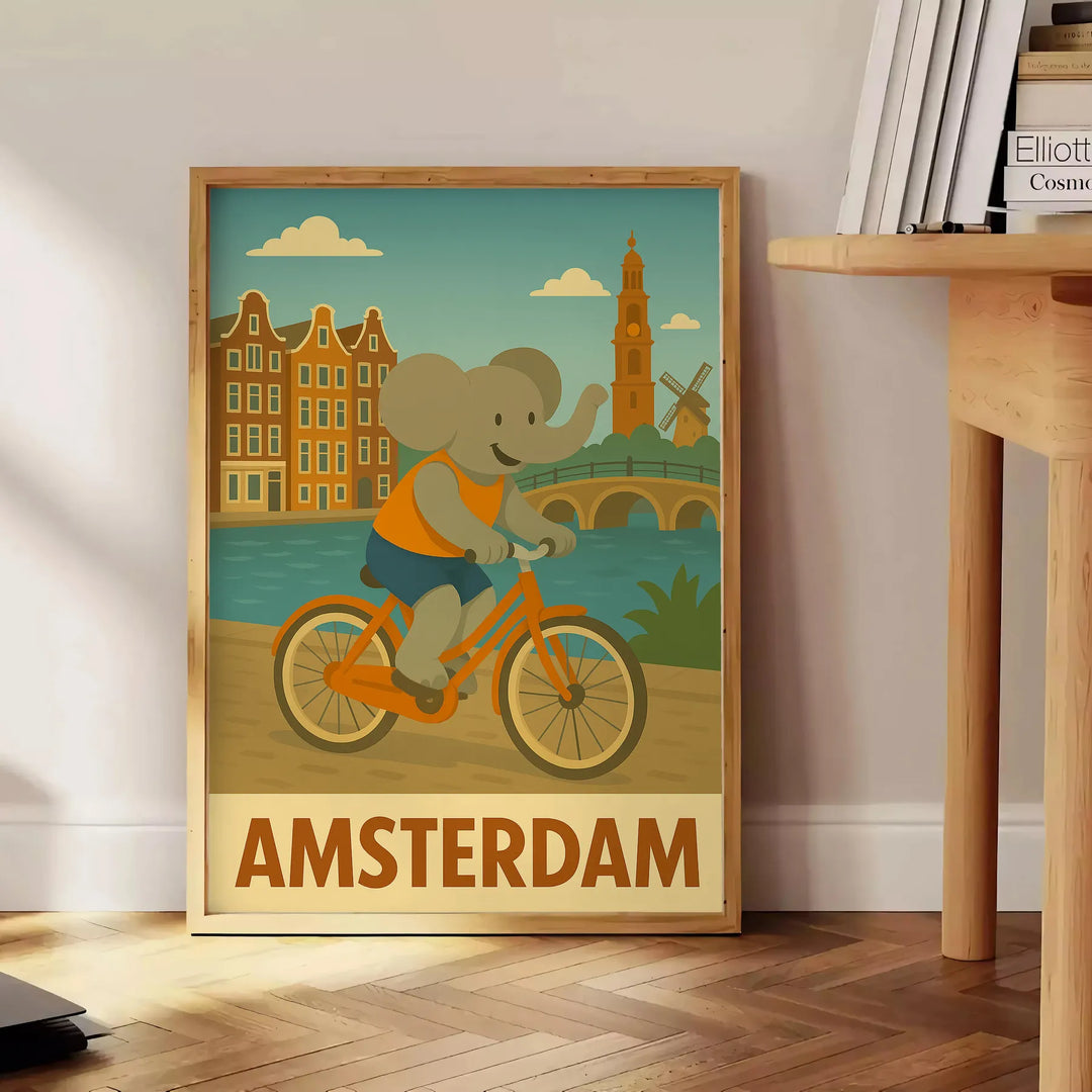 アムステルダムの活気ある精神に触発された、子供向けの象とサイが自転車に乗っているポスター。穏やかなグレーと緑の色合いが特徴で、どんな空間にも遊び心を加えます。