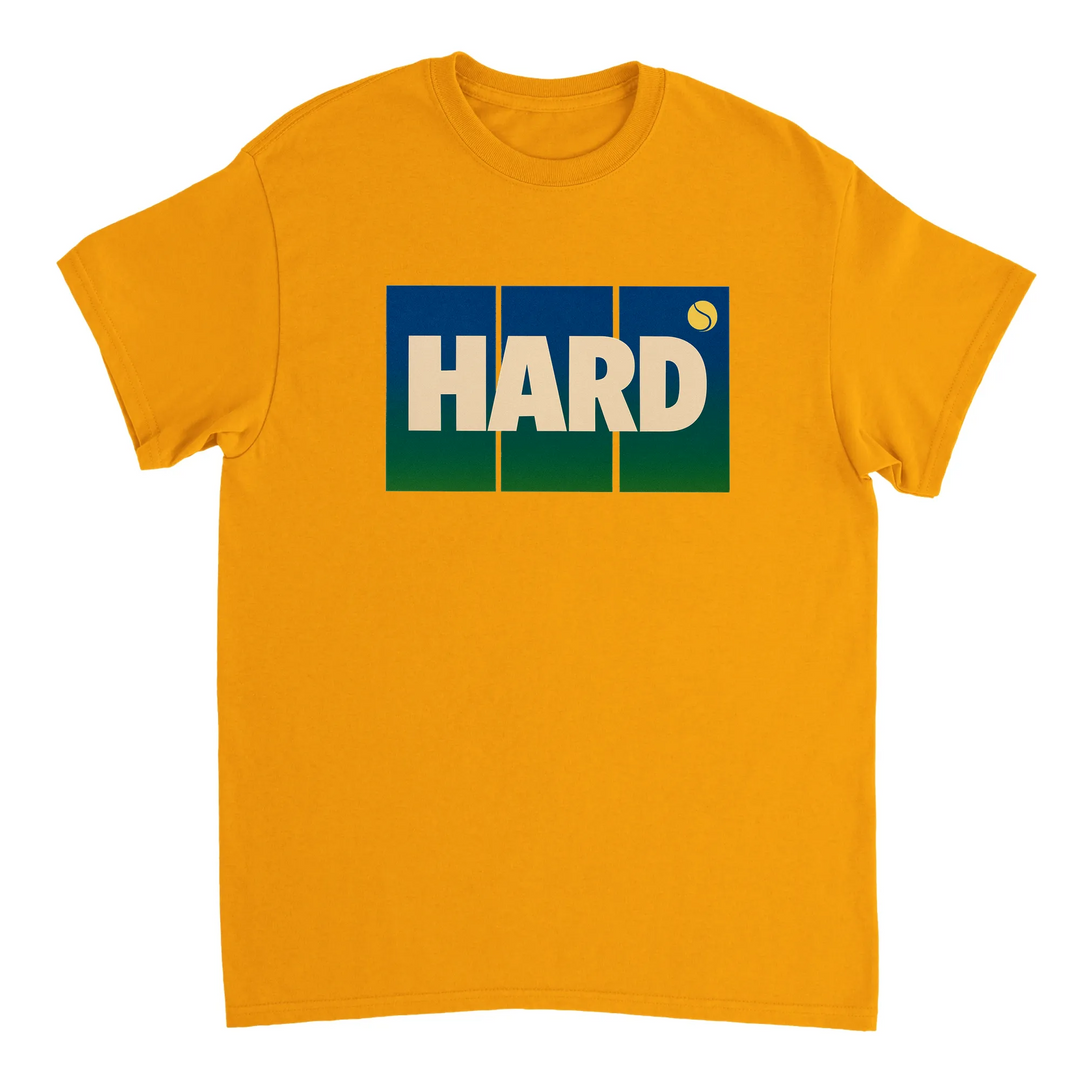T-shirt Hard Tennis 3, design dinamico che esprime l'intensità del tennis, ideale per giocatori e appassionati. Comfort e sti
