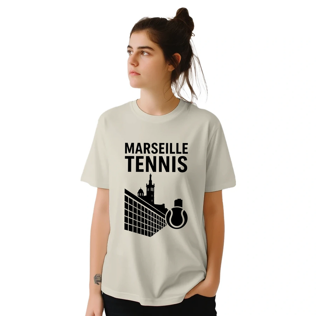 T-shirt Marseille Tennis con design vivace, perfetta per gli appassionati di tennis. Comfort e stile per ogni occasione