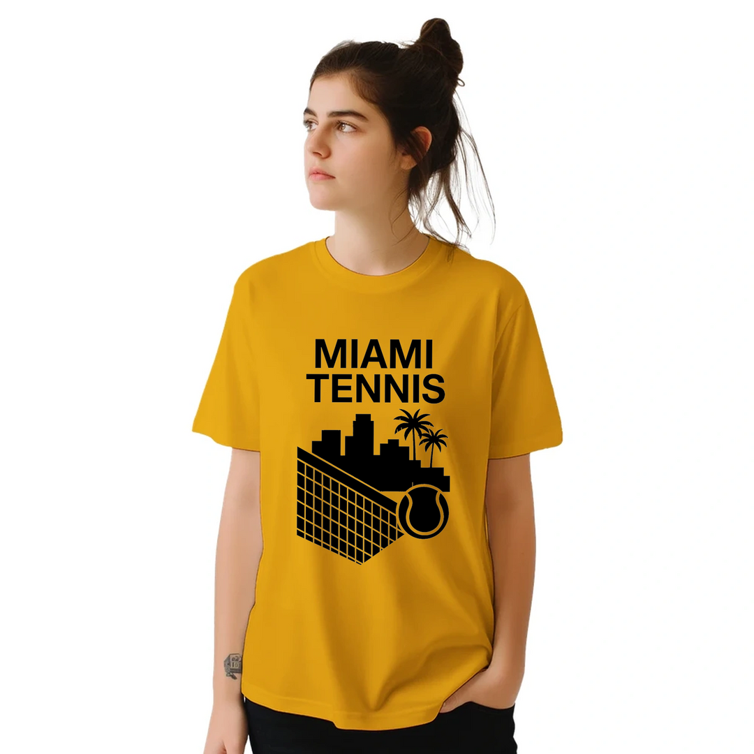 マイアミテニスTシャツは、スポーティーさとシックさを兼ね備えたデザインで、快適な着心地を提供します。テニス愛好者にぴったりの一枚です。