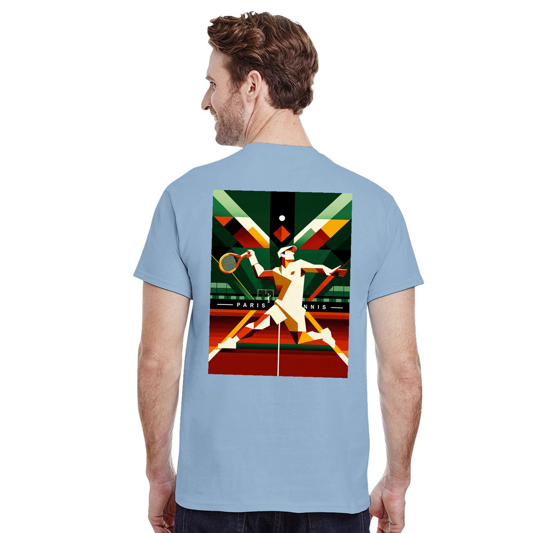 パリのテニスデザインが特徴のスタイリッシュなTシャツ。ソフトで通気性のあるコットン素材で、テニス愛好者にぴったりのアイテムです。