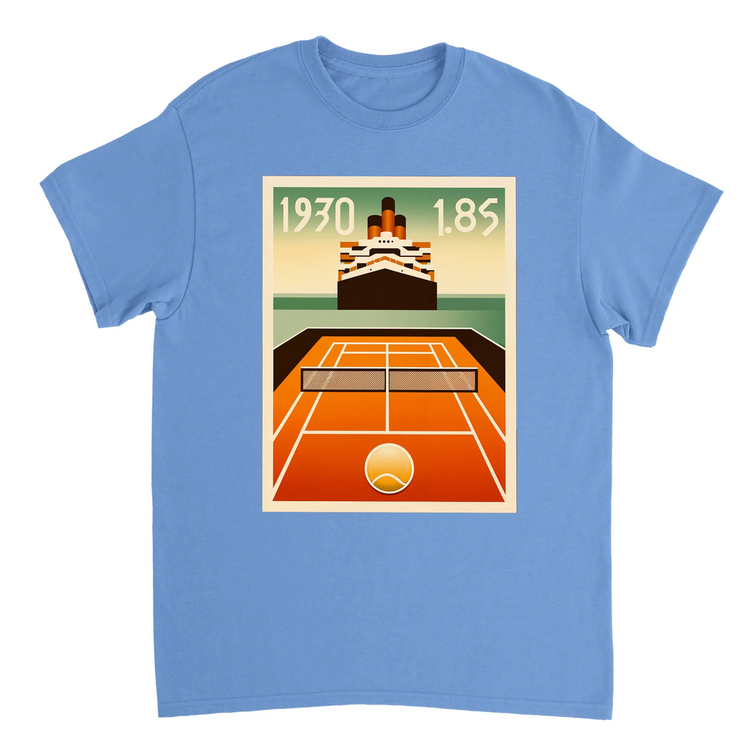 タイタニックテニスTシャツ。クラシックなタイタニックのエレガンスとテニスの楽しさを融合したユニークなデザインのTシャツ。サイズ: S, M, L, XL, XXL。