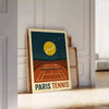 夜のパリの魅力を感じる「パリ・テニス・バイ・ナイト」ポスター。大胆な黒と赤のトーンで、どんな空間にもエレガンスを加えます。