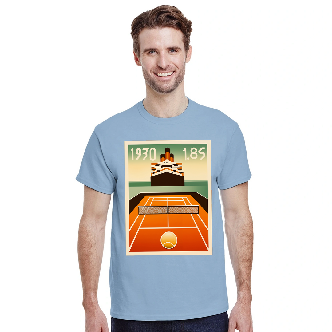 タイタニックテニスTシャツ。クラシックなタイタニックのエレガンスとテニスの楽しさを融合したユニークなデザインのTシャツ。サイズ: S, M, L, XL, XXL。