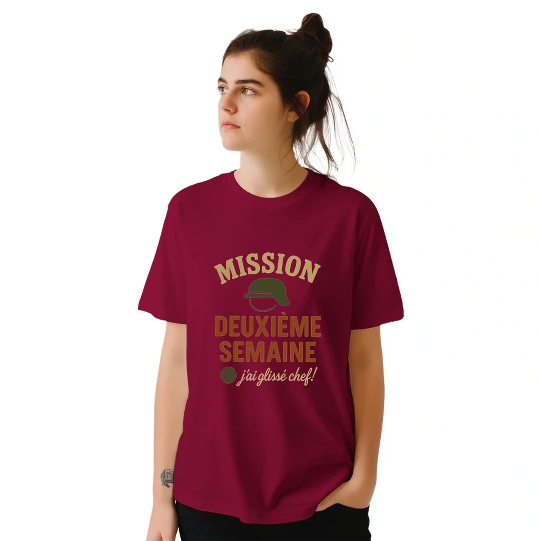 テニス愛好者に最適な"Mission 2eme Semaine Tennis" Tシャツ。快適さとスタイルを兼ね備えたこのTシャツで、コート内外で目立ちましょう。サイズはSからXXLまで。