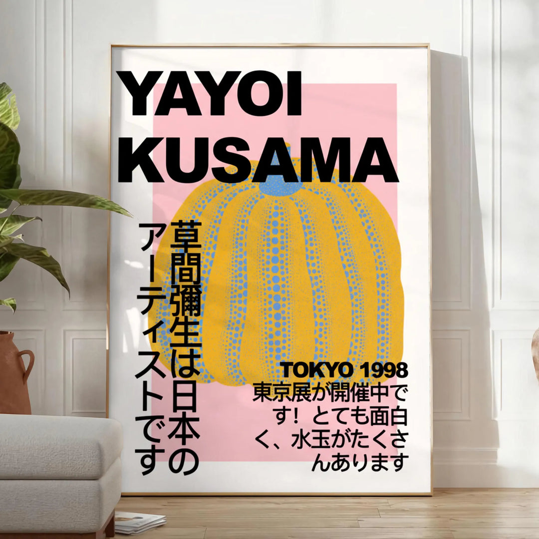 Yayoi Kusama pumpiņu plakāts ar spilgtu oranžu krāsu uz stilīga pelēka fona, pieejams dažādos izmēros, lieliski piemērots māj