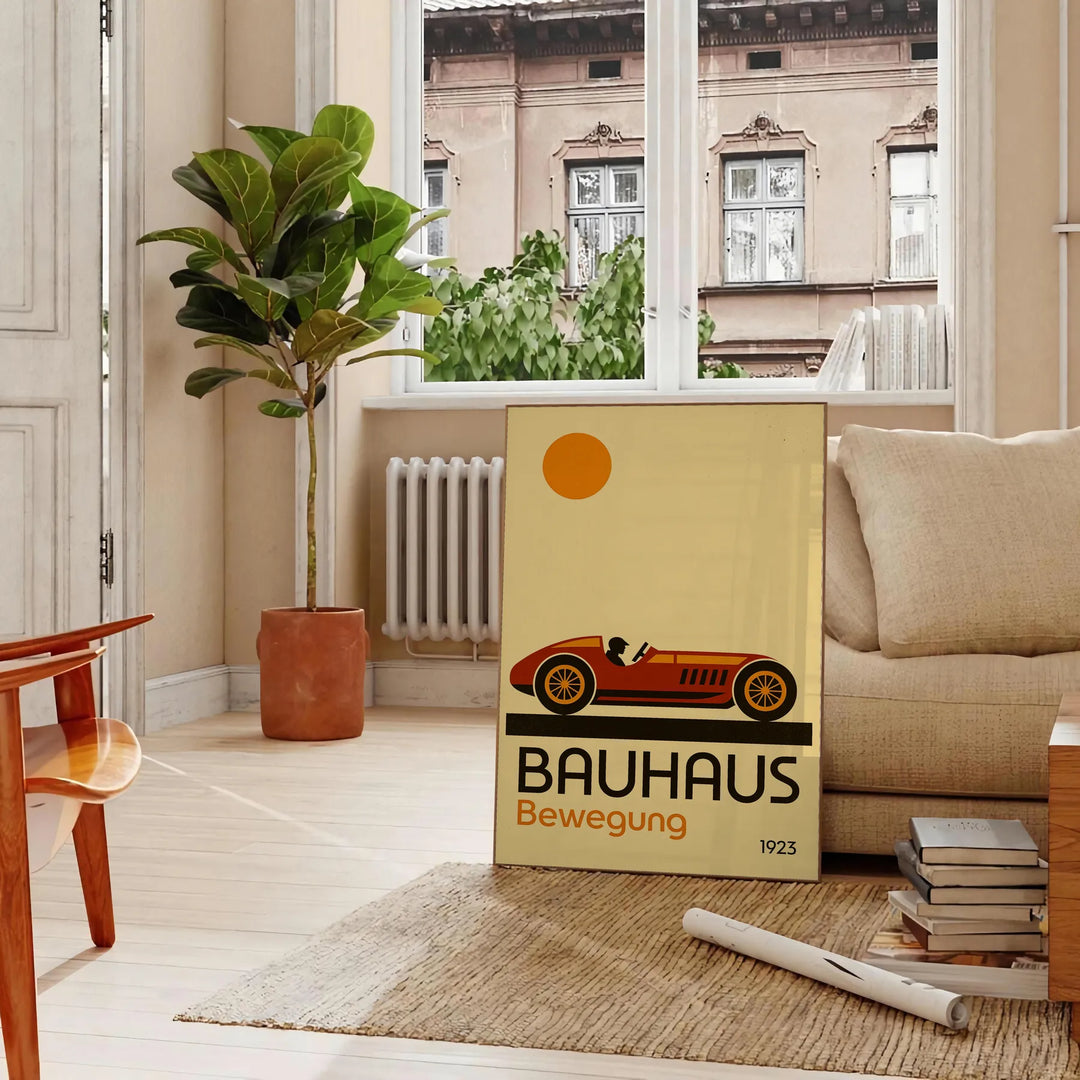 Atemberaubendes Bauhaus-Auto-Poster in Rot und Braun, erhältlich in 50x70 oder 30x40 cm, wahlweise gerahmt oder ungerahmt. Pe