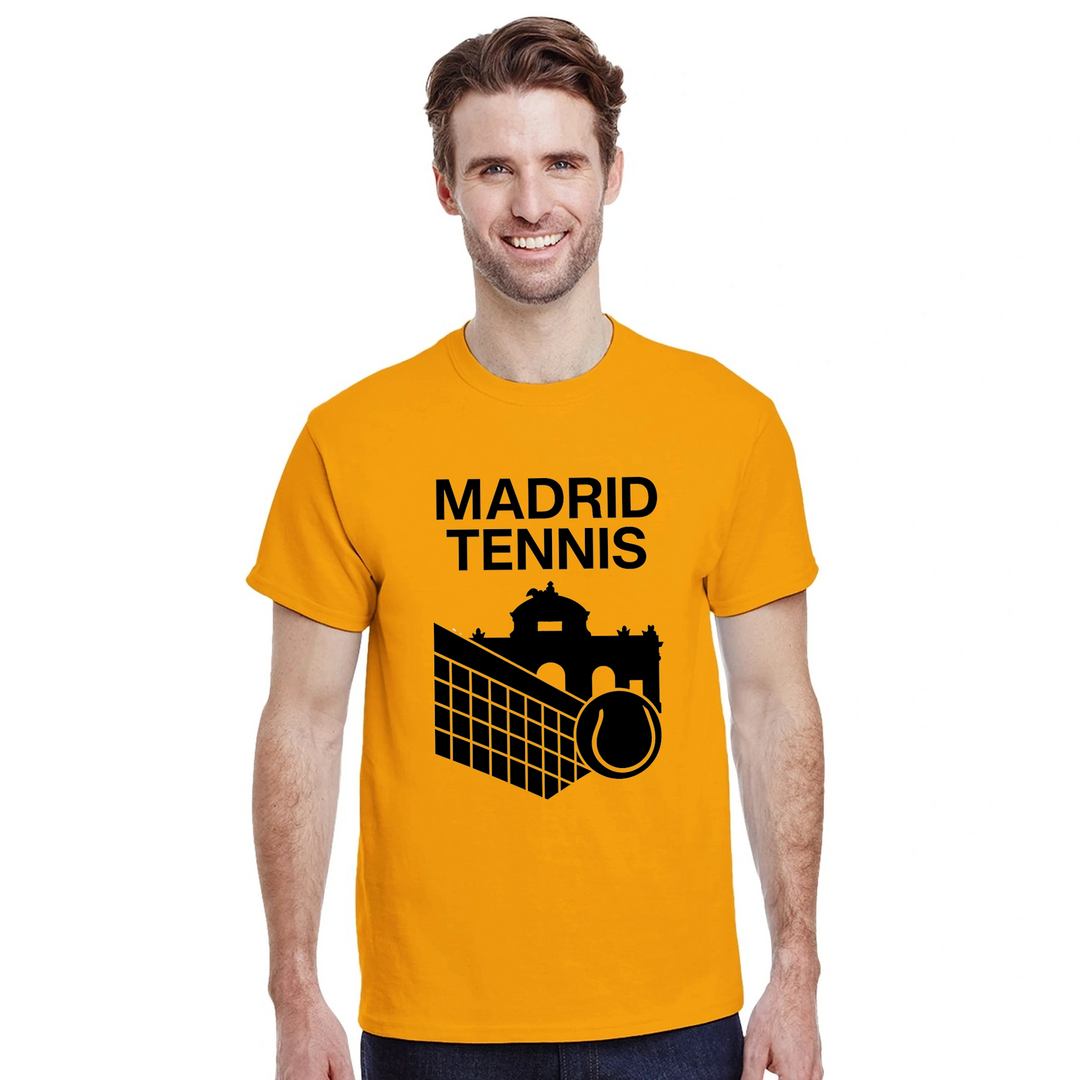 テニスへの愛とマドリッドの活気を表現するスタイリッシュなマドリッドテニスTシャツ。快適でおしゃれなデザインで、プレイヤーやファンに最適なアイテムです。