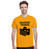 テニスへの愛とマドリッドの活気を表現するスタイリッシュなマドリッドテニスTシャツ。快適でおしゃれなデザインで、プレイヤーやファンに最適なアイテムです。