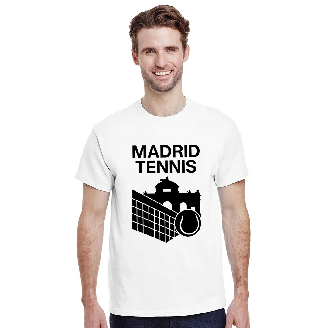 テニスへの愛とマドリッドの活気を表現するスタイリッシュなマドリッドテニスTシャツ。快適でおしゃれなデザインで、プレイヤーやファンに最適なアイテムです。