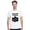 テニスへの愛とマドリッドの活気を表現するスタイリッシュなマドリッドテニスTシャツ。快適でおしゃれなデザインで、プレイヤーやファンに最適なアイテムです。