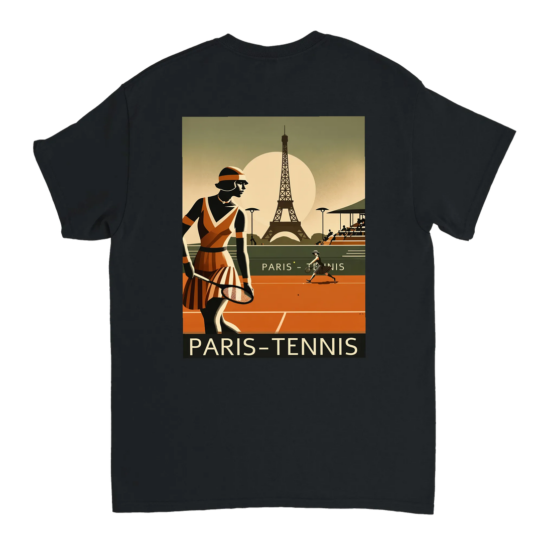 Tennis T-shirt med stilren design inspirerad av Paris, perfekt för tennisälskare. Finns i storlekarna S till XXL