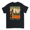 Tennis T-shirt med stilren design inspirerad av Paris, perfekt för tennisälskare. Finns i storlekarna S till XXL