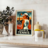 Stilren Paris Tennis-affisch med röd och svart design, perfekt för sportälskare och konstentusiaster. Finns i storlekarna 50x