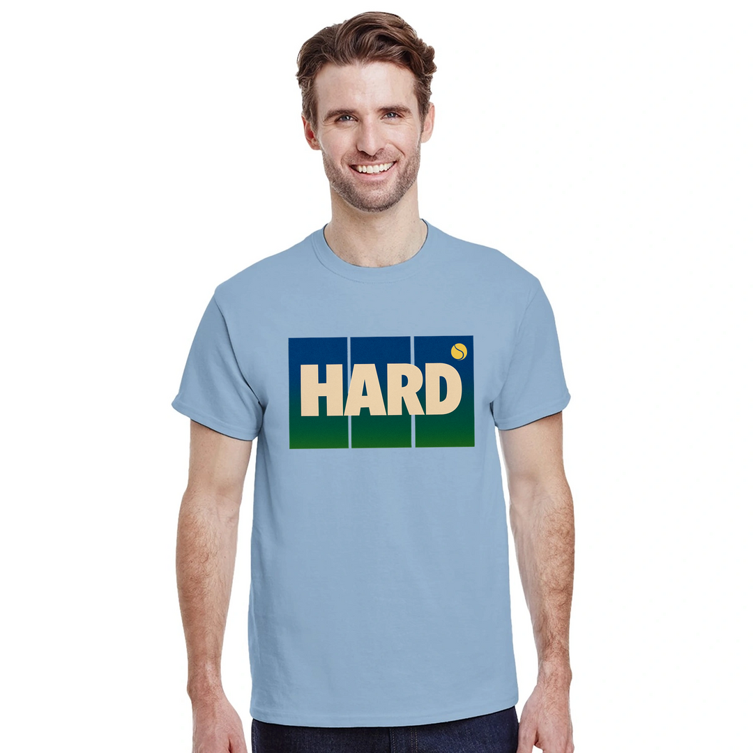 T-shirt Hard Tennis 3, design dinamico che esprime l'intensità del tennis, ideale per giocatori e appassionati. Comfort e sti