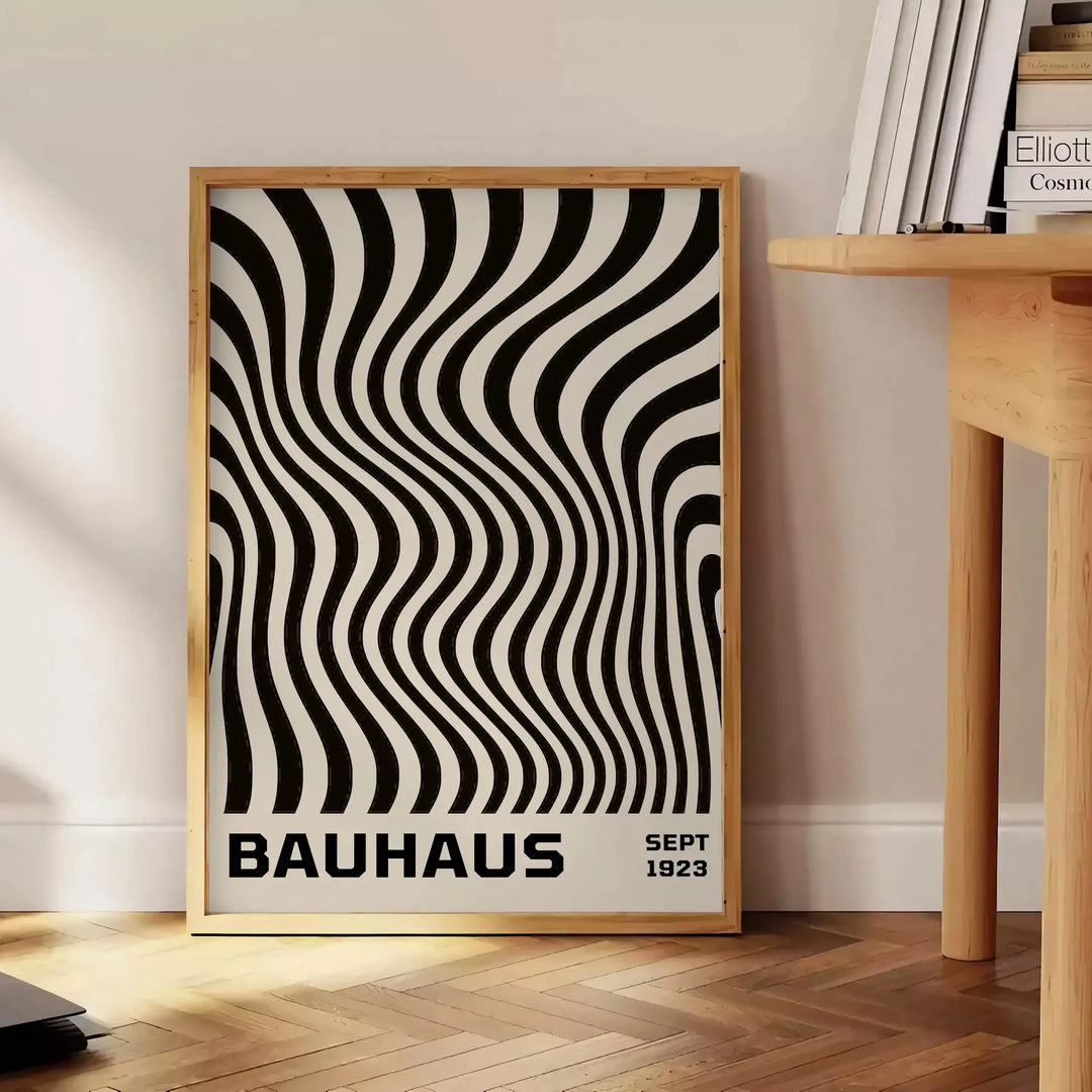 バウハウスのエレガンスを感じる黒いラインのポスター。グレーとオレンジのアクセントが特徴で、アート愛好家に最適。50x70または30x40のサイズで、額装または額なしで購入可能。フランスでデザインされ、高解像度のFSC認証プレミアム品質で印刷されていま