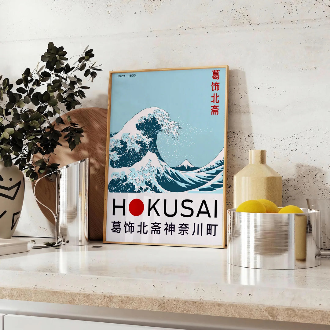 Hokusai Wave japansk affisch i röda och grå toner, tillgänglig i 50x70 eller 30x40 dimensioner, perfekt för att förhöja din i