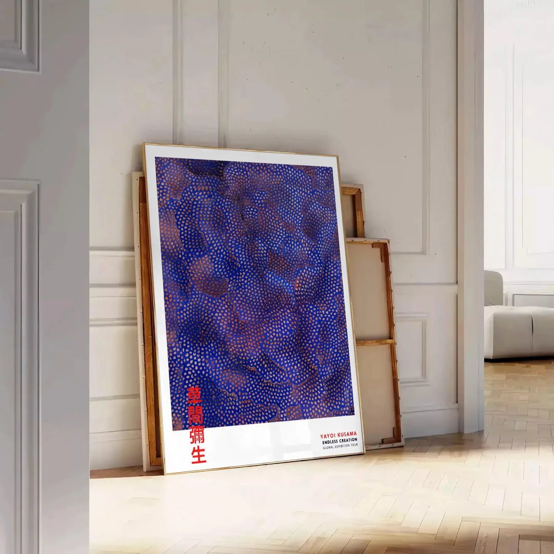 Poster εμπνευσμένο από τη Yayoi Kusama με εντυπωσιακό σχέδιο ροής σε πλούσιες καφέ και γκρι αποχρώσεις, ιδανικό για μοντέρνα